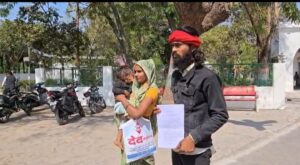 जालौन के सरकारी अस्पताल के बाहर खड़ा पीड़ित परिवार, नसबंदी फेल होने के बाद नवजात शिशु के साथ न्याय की गुहार लगाते माता-पिता