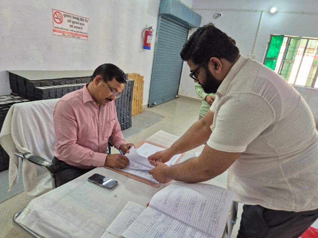 जालौन के जिलाधिकारी राजेश कुमार पाण्डेय उरई स्थित ईवीएम और वीवीपैट वेयरहाउस का निरीक्षण करते हुए और सुरक्षा व्यवस्था का जायजा लेते हुए