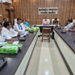 जालौन कलेक्ट्रेट सभागार में जिलाधिकारी राजेश कुमार पाण्डेय और पुलिस अधीक्षक डॉ. दुर्गेश कुमार राजनीतिक दलों के प्रतिनिधियों के साथ मतदाता पुनरीक्षण-2026 की समीक्षा बैठक करते हुए