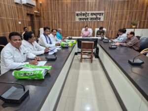 जालौन कलेक्ट्रेट सभागार में जिलाधिकारी राजेश कुमार पाण्डेय और पुलिस अधीक्षक डॉ. दुर्गेश कुमार राजनीतिक दलों के प्रतिनिधियों के साथ मतदाता पुनरीक्षण-2026 की समीक्षा बैठक करते हुए