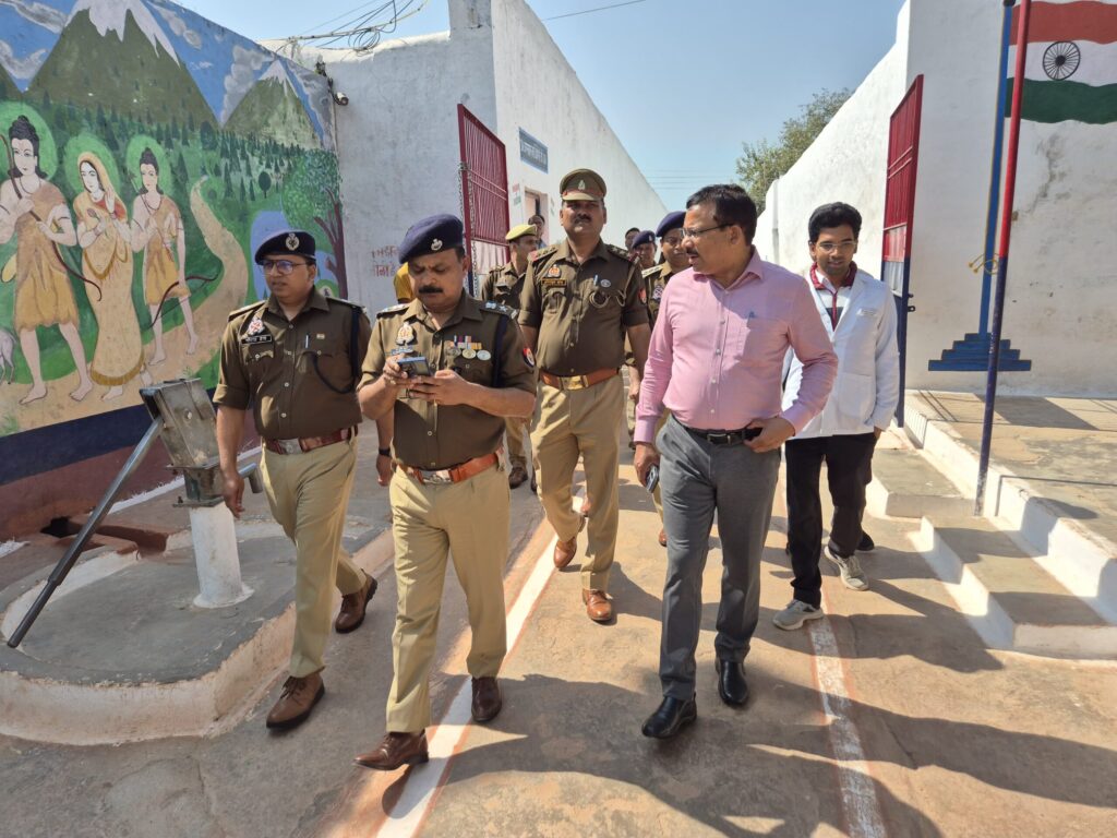 जालौन: जिला कारागार में DM-SP का औचक छापा; सुरक्षा चक्र और व्यवस्थाओं की हुई गहन पड़ताल news image जिलाधिकारी राजेश कुमार पाण्डेय और पुलिस अधीक्षक डॉ. दुर्गेश कुमार जालौन जिला कारागार के भीतर बैरकों और सुरक्षा व्यवस्था का निरीक्षण करते हुए