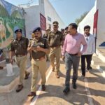 जिलाधिकारी राजेश कुमार पाण्डेय और पुलिस अधीक्षक डॉ. दुर्गेश कुमार जालौन जिला कारागार के भीतर बैरकों और सुरक्षा व्यवस्था का निरीक्षण करते हुए