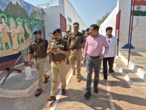 जिलाधिकारी राजेश कुमार पाण्डेय और पुलिस अधीक्षक डॉ. दुर्गेश कुमार जालौन जिला कारागार के भीतर बैरकों और सुरक्षा व्यवस्था का निरीक्षण करते हुए