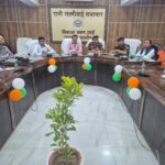 जालौन के विकास भवन स्थित रानी लक्ष्मीबाई सभागार में जिलाधिकारी और पुलिस अधीक्षक की अध्यक्षता में आयोजित शांति समिति की बैठक, जिसमें धर्मगुरु और संभ्रांत नागरिक चर्चा कर रहे हैं