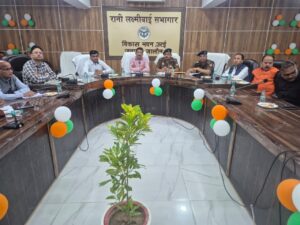 जालौन के विकास भवन स्थित रानी लक्ष्मीबाई सभागार में जिलाधिकारी और पुलिस अधीक्षक की अध्यक्षता में आयोजित शांति समिति की बैठक, जिसमें धर्मगुरु और संभ्रांत नागरिक चर्चा कर रहे हैं