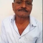 जालौन के गोहन थाना क्षेत्र में एक घर के बाहर खड़ी पुलिस और विलाप करते परिजन, जहाँ संपत्ति विवाद के कारण बुजुर्ग का अंतिम संस्कार रुक गया