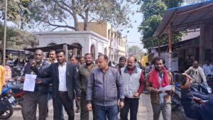 कोंच के ग्राम खैरी में ग्रामीणों द्वारा गलत नाला निर्माण का विरोध करते हुए उपजिलाधिकारी को दिया शिकायती पत्र