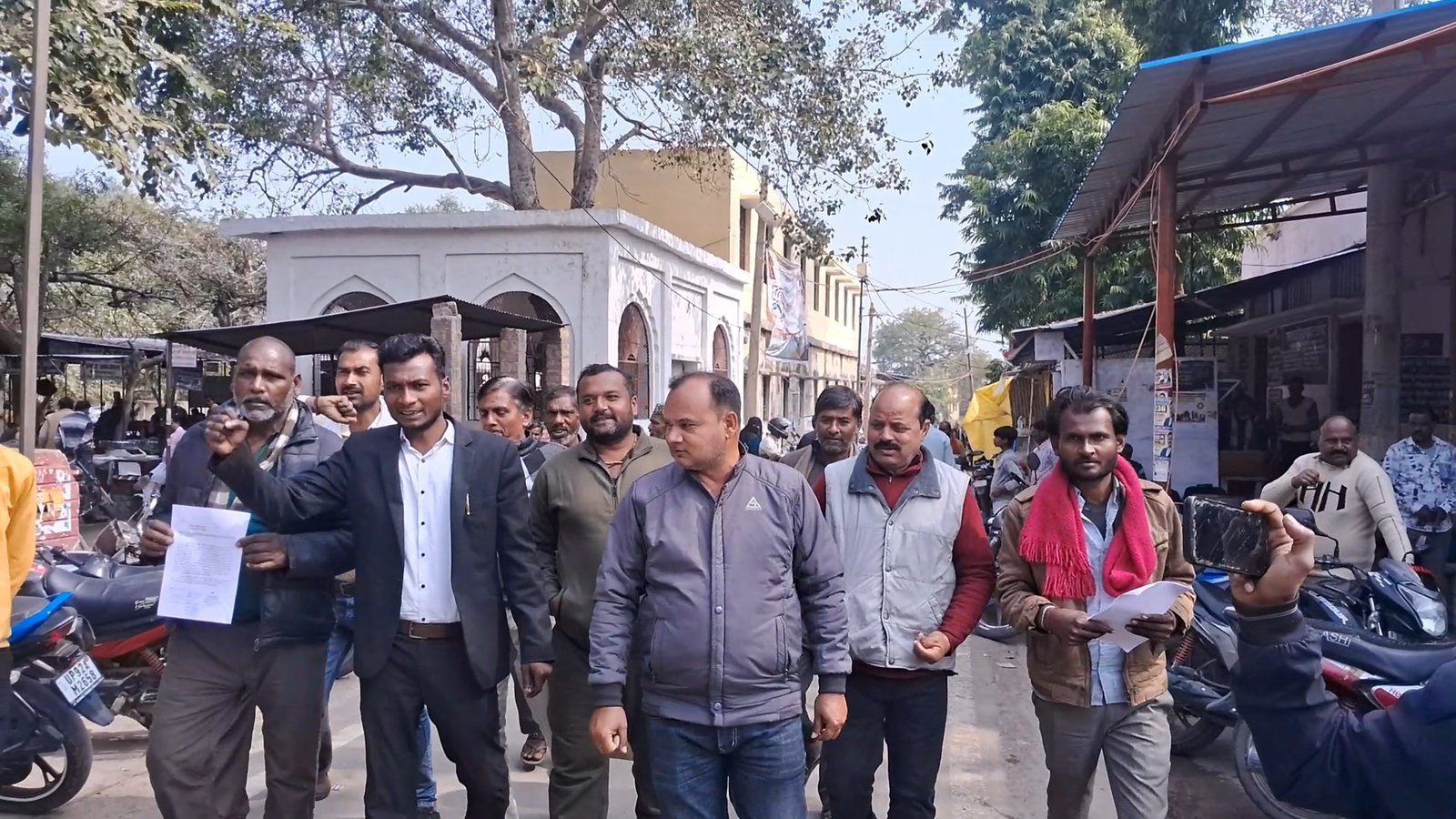 कोंच के ग्राम खैरी में ग्रामीणों द्वारा गलत नाला निर्माण का विरोध करते हुए उपजिलाधिकारी को दिया शिकायती पत्र