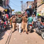 कालपी में सुरक्षा के अभेद्य इंतजाम: होली और रमजान से पूर्व प्रशासन का फ्लैग मार्च, वैश्विक हलचल के बीच सतर्कता तेज जालौन के कालपी में एसडीएम मनोज कुमार सिंह और सीओ अवधेश कुमार सिंह के नेतृत्व में पुलिस बल का फ्लैग मार्च, सुरक्षा व्यवस्था का जायजा लेते अधिकारी