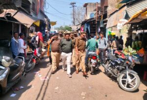 जालौन के कालपी में एसडीएम मनोज कुमार सिंह और सीओ अवधेश कुमार सिंह के नेतृत्व में पुलिस बल का फ्लैग मार्च, सुरक्षा व्यवस्था का जायजा लेते अधिकारी