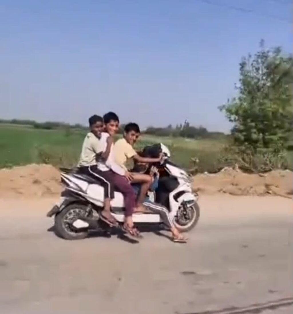 रील के लिए मौत से खिलवाड़: उरई में स्टेट हाईवे पर नाबालिगों ने की दुस्साहस की हदें पार, वीडियो वायरल news image उरई जालौन के स्टेट हाईवे पर एक स्कूटी पर सवार चार नाबालिग बच्चे खतरनाक स्टंट करते और रील बनाते हुए, पीछे से आते भारी वाहन