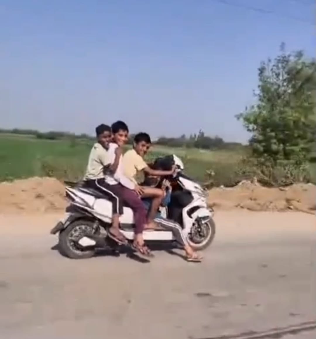 रील के लिए मौत से खिलवाड़: उरई में स्टेट हाईवे पर नाबालिगों ने की दुस्साहस की हदें पार, वीडियो वायरल