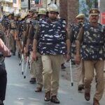 जालौन के कोंच में सीओ परमेश्वर प्रसाद के नेतृत्व में अत्याधुनिक हथियारों और सुरक्षा उपकरणों से लैस पुलिस व पीएसी जवानों का फ्लैग मार्च