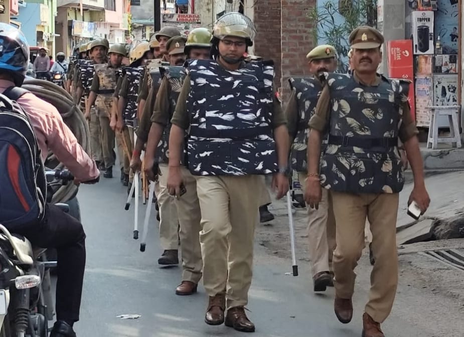 जालौन के कोंच में सीओ परमेश्वर प्रसाद के नेतृत्व में अत्याधुनिक हथियारों और सुरक्षा उपकरणों से लैस पुलिस व पीएसी जवानों का फ्लैग मार्च