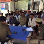 कोंच कोतवाली में क्षेत्राधिकारी परमेश्वर प्रसाद और कोतवाल ब्रजेश बहादुर सिंह डीजे संचालकों के साथ बैठक करते हुए