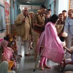 कोंच के गोखले नगर स्थित आश्रम में एसडीएम ज्योति सिंह और कोतवाल ब्रजेश बहादुर सिंह द्वारा निर्धन एवं असहाय लोगों को होली के अवसर पर गुझिया और पपड़ी वितरित करते हुए।