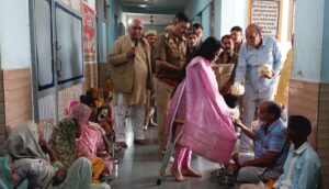 कोंच के गोखले नगर स्थित आश्रम में एसडीएम ज्योति सिंह और कोतवाल ब्रजेश बहादुर सिंह द्वारा निर्धन एवं असहाय लोगों को होली के अवसर पर गुझिया और पपड़ी वितरित करते हुए।