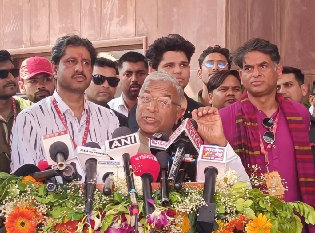 जालौन के चमारी गांव में माता प्रसाद पुस्तकालय के उद्घाटन समारोह के दौरान मंच पर आसीन उपमुख्यमंत्री ब्रजेश पाठक, कैलाश सत्यार्थी, कुमार विश्वास और डॉ. विकास दिव्यकीर्ति