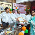 उरई के विकास भवन में आयोजित कार्यक्रम के दौरान जिला पंचायत अध्यक्ष डॉ. घनश्याम अनुरागी, विधायक मूलचंद्र निरंजन और जिलाधिकारी राजेश कुमार पाण्डेय द्वारा महिलाओं को नियुक्ति पत्र वितरित करते हुए