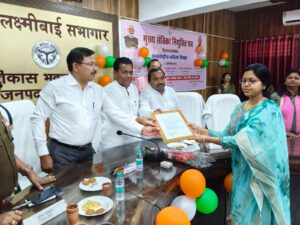 उरई के विकास भवन में आयोजित कार्यक्रम के दौरान जिला पंचायत अध्यक्ष डॉ. घनश्याम अनुरागी, विधायक मूलचंद्र निरंजन और जिलाधिकारी राजेश कुमार पाण्डेय द्वारा महिलाओं को नियुक्ति पत्र वितरित करते हुए