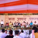 जालौन के चमारी गांव में माता प्रसाद पुस्तकालय के उद्घाटन समारोह के दौरान मंच पर आसीन उपमुख्यमंत्री ब्रजेश पाठक, कैलाश सत्यार्थी, कुमार विश्वास और डॉ. विकास दिव्यकीर्ति