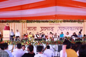 जालौन के चमारी गांव में माता प्रसाद पुस्तकालय के उद्घाटन समारोह के दौरान मंच पर आसीन उपमुख्यमंत्री ब्रजेश पाठक, कैलाश सत्यार्थी, कुमार विश्वास और डॉ. विकास दिव्यकीर्ति