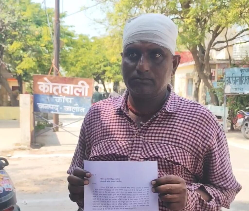 जालौन के कोंच में घायल युवक धीरज बुधौलिया पुलिस को तहरीर देते हुए और सिर पर लगी चोट का दृश्य।