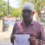 जालौन के कोंच में घायल युवक धीरज बुधौलिया पुलिस को तहरीर देते हुए और सिर पर लगी चोट का दृश्य।