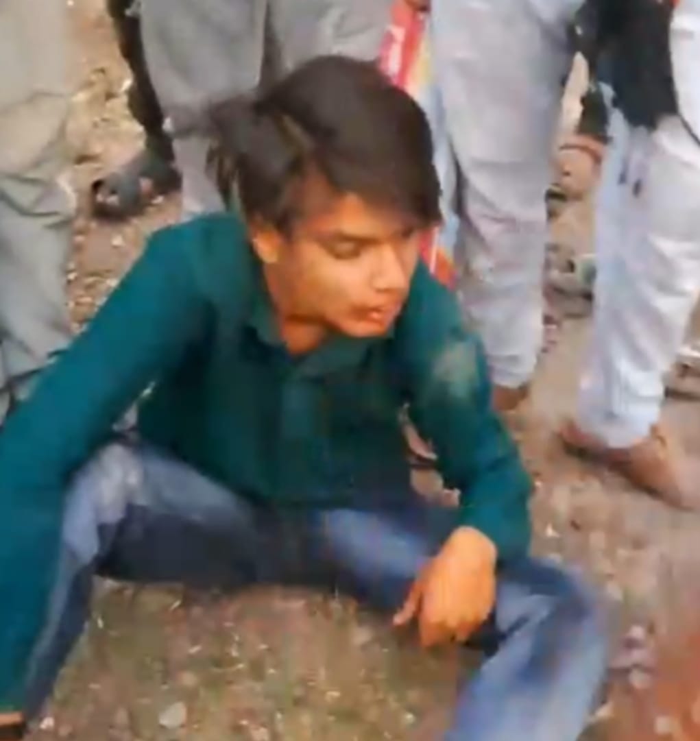 कोंच-एट मार्ग पर रफ्तार का कहर: ट्रक ने बाइक सवार युवक को रौंदा, हालत गंभीर news image कोंच-एट मार्ग पर अंडा गांव के पास ट्रक की टक्कर के बाद क्षतिग्रस्त बाइक और घटनास्थल पर जांच करती पुलिस व एकत्रित स्थानीय ग्रामीण