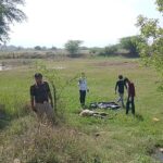 जालौन में खेत के पास जांच करती पुलिस टीम और घटनास्थल पर जमा भीड़ की विस्तृत तस्वीर