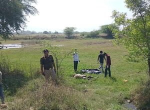 рдЬрд╛рд▓реМрди: рд╣реЛрдЯрд▓ рд░рд┐рдЪ рдЧреИрд▓реЗрдХреНрд╕реА рдХреЗ рд╕рдореАрдк рдЦреЗрдд рдореЗрдВ рдорд┐рд▓рд╛ рдЕрдзреЗрдбрд╝ рдХрд╛ рд╢рд╡, рдЧреБрдорд╢реБрджрдЧреА рдХреЗ рдмреАрдЪ рдореМрдд рдХреА рдЦрдмрд░ рд╕реЗ рдкрд░рд┐рд╡рд╛рд░ рдореЗрдВ рдХреЛрд╣рд░рд╛рдо news image рдЬрд╛рд▓реМрди рдореЗрдВ рдЦреЗрдд рдХреЗ рдкрд╛рд╕ рдЬрд╛рдВрдЪ рдХрд░рддреА рдкреБрд▓рд┐рд╕ рдЯреАрдо рдФрд░ рдШрдЯрдирд╛рд╕реНрдерд▓ рдкрд░ рдЬрдорд╛ рднреАрдбрд╝ рдХреА рд╡рд┐рд╕реНрддреГрдд рддрд╕реНрд╡реАрд░