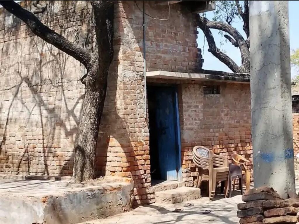 जालौन के ग्राम खदानी कोटरा में युवक की आत्महत्या के बाद विलाप करते परिजन और जांच करती पुलिस टीम