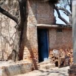 जालौन: आर्थिक तंगी और पिता की बीमारी ने छीनी घर के इकलौते चिराग की मुस्कान; 32 वर्षीय युवक ने फांसी लगाकर दी जान जालौन के ग्राम खदानी कोटरा में युवक की आत्महत्या के बाद विलाप करते परिजन और जांच करती पुलिस टीम