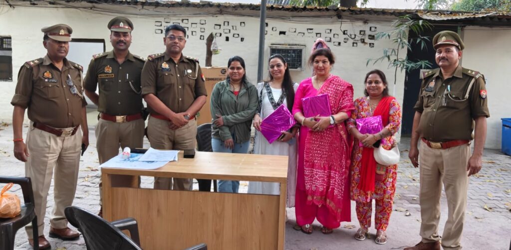 कानपुर के काकादेव थाने में अंतरराष्ट्रीय महिला दिवस के अवसर पर थाना प्रभारी राजेश कुमार शर्मा और पुलिस टीम द्वारा समाजसेविकाओं को उपहार देकर सम्मानित करते हुए एक सामूहिक दृश्य