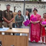 महिला दिवस पर काकादेव थाने मे महिलाओ को किया गया सम्मानित कानपुर के काकादेव थाने में अंतरराष्ट्रीय महिला दिवस के अवसर पर थाना प्रभारी राजेश कुमार शर्मा और पुलिस टीम द्वारा समाजसेविकाओं को उपहार देकर सम्मानित करते हुए एक सामूहिक दृश्य