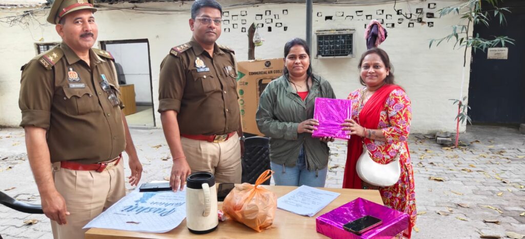 कानपुर के काकादेव थाने में अंतरराष्ट्रीय महिला दिवस के अवसर पर थाना प्रभारी राजेश कुमार शर्मा और पुलिस टीम द्वारा समाजसेविकाओं को उपहार देकर सम्मानित करते हुए एक सामूहिक दृश्य