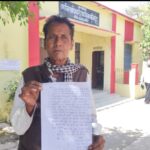 जालौन की कोंच तहसील में उपजिलाधिकारी ज्योति सिंह को अपनी आवास योजना की बकाया राशि के लिए शिकायती पत्र सौंपती पीड़ित दिव्यांग महिला मंजू