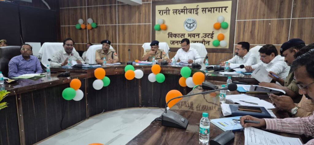 जालौन के विकास भवन में पुलिस भर्ती परीक्षा की तैयारियों को लेकर जिलाधिकारी और पुलिस अधीक्षक की अध्यक्षता में बैठक करते अधिकारी