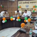 जालौन के विकास भवन में पुलिस भर्ती परीक्षा की तैयारियों को लेकर जिलाधिकारी और पुलिस अधीक्षक की अध्यक्षता में बैठक करते अधिकारी