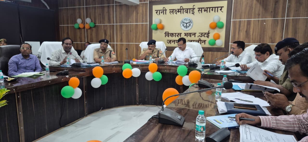 जालौन: पुलिस भर्ती परीक्षा के लिए प्रशासन मुस्तैद; अभेद्य सुरक्षा घेरे में होंगे 09 केंद्र, डीएम-एसपी ने दिए कड़े निर्देश