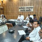 जालौन कलेक्ट्रेट सभागार में जिलाधिकारी राजेश कुमार पाण्डेय की अध्यक्षता में जनगणना 2027 के प्रथम चरण हेतु अधिकारियों को प्रशिक्षण देते हुए