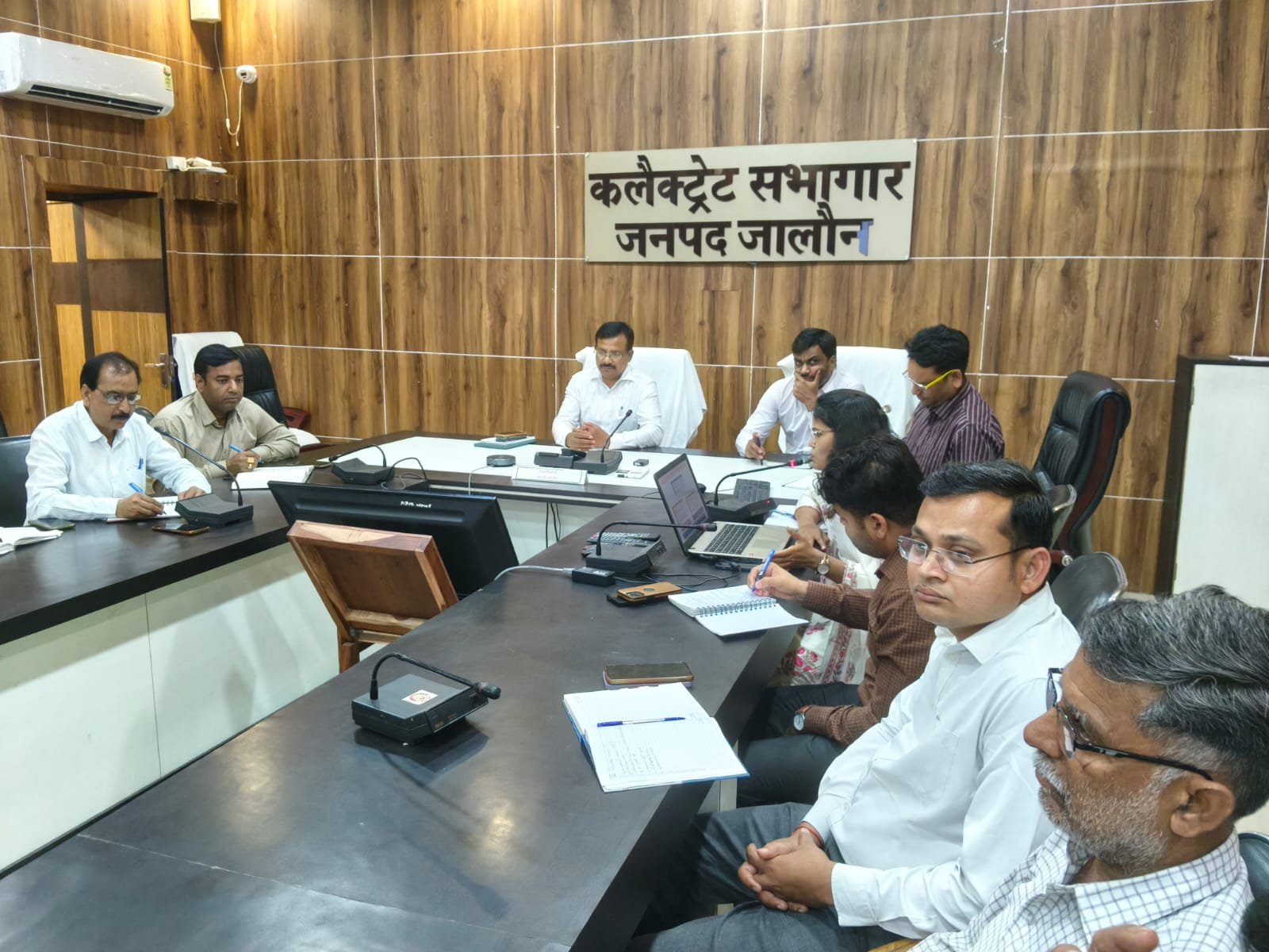 जालौन कलेक्ट्रेट सभागार में जिलाधिकारी राजेश कुमार पाण्डेय की अध्यक्षता में जनगणना 2027 के प्रथम चरण हेतु अधिकारियों को प्रशिक्षण देते हुए