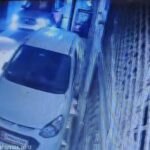 उरई के नया पटेल नगर में सीसीटीवी कैमरे में कैद हुई घटना, जिसमें एक सफेद रंग की स्कॉर्पियो कार युवक को टक्कर मारते हुए दिखाई दे रही है।