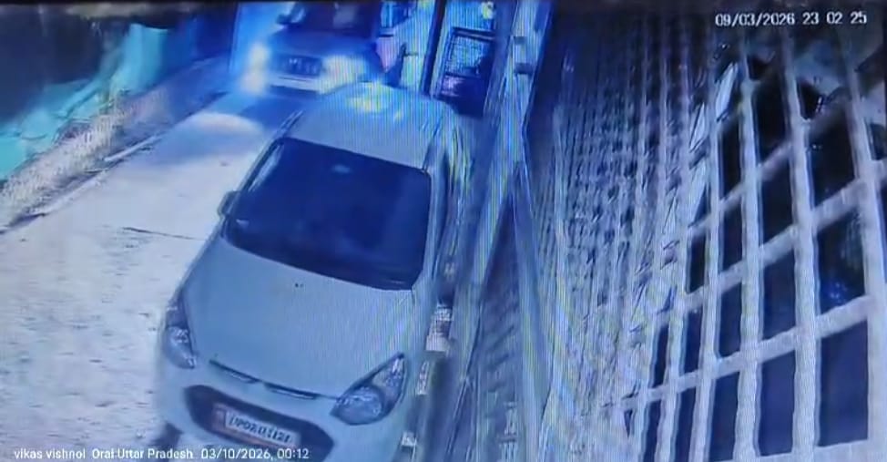 उरई के नया पटेल नगर में सीसीटीवी कैमरे में कैद हुई घटना, जिसमें एक सफेद रंग की स्कॉर्पियो कार युवक को टक्कर मारते हुए दिखाई दे रही है।