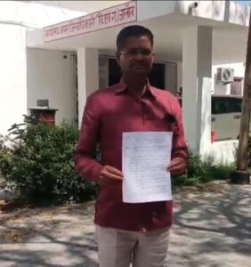 рдЙрд░рдИ рдореЗрдВ 'рдЭрд╛рдбрд╝реВ' рд╕реЗ рдЙрдЦрдбрд╝ рд░рд╣реА рд╕реАрд╕реА рд╕рдбрд╝рдХ: рд░рд╛рдЬреЗрдВрджреНрд░ рдирдЧрд░ рдореЗрдВ рдирд┐рд░реНрдорд╛рдг рдХрд╛рд░реНрдп рдХреА рдЦреБрд▓реА рдкреЛрд▓, рдбреАрдПрдо рд╕реЗ рдЬрд╛рдВрдЪ рдХреА рдорд╛рдВрдЧ news image рдЙрд░рдИ рдХреЗ рд░рд╛рдЬреЗрдВрджреНрд░ рдирдЧрд░ рдореЗрдВ рд╣рд╛рд▓ рд╣реА рдореЗрдВ рдмрдиреА рд╕реАрд╕реА рд╕рдбрд╝рдХ рдХреА рджрд░рд╛рд░реЗрдВ рдФрд░ рдЙрдЦрдбрд╝рддрд╛ рд╣реБрдЖ рдорд╕рд╛рд▓рд╛, рдЬрд┐рд╕реЗ рд╕реНрдерд╛рдиреАрдп рдирд┐рд╡рд╛рд╕реА рдЕрдкрдиреА рдЙрдВрдЧрд▓рд┐рдпреЛрдВ рд╕реЗ рджрд┐рдЦрд╛рддреЗ рд╣реБрдП рдирд┐рд░реНрдорд╛рдг рдХрд╛рд░реНрдп рдХреА рдкреЛрд▓ рдЦреЛрд▓ рд░рд╣реЗ рд╣реИрдВ