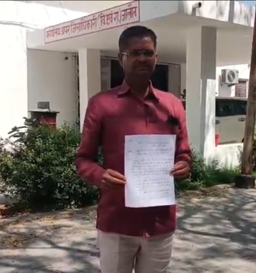 उरई में 'झाड़ू' से उखड़ रही सीसी सड़क: राजेंद्र नगर में निर्माण कार्य की खुली पोल, डीएम से जांच की मांग news image उरई के राजेंद्र नगर में हाल ही में बनी सीसी सड़क की दरारें और उखड़ता हुआ मसाला, जिसे स्थानीय निवासी अपनी उंगलियों से दिखाते हुए निर्माण कार्य की पोल खोल रहे हैं