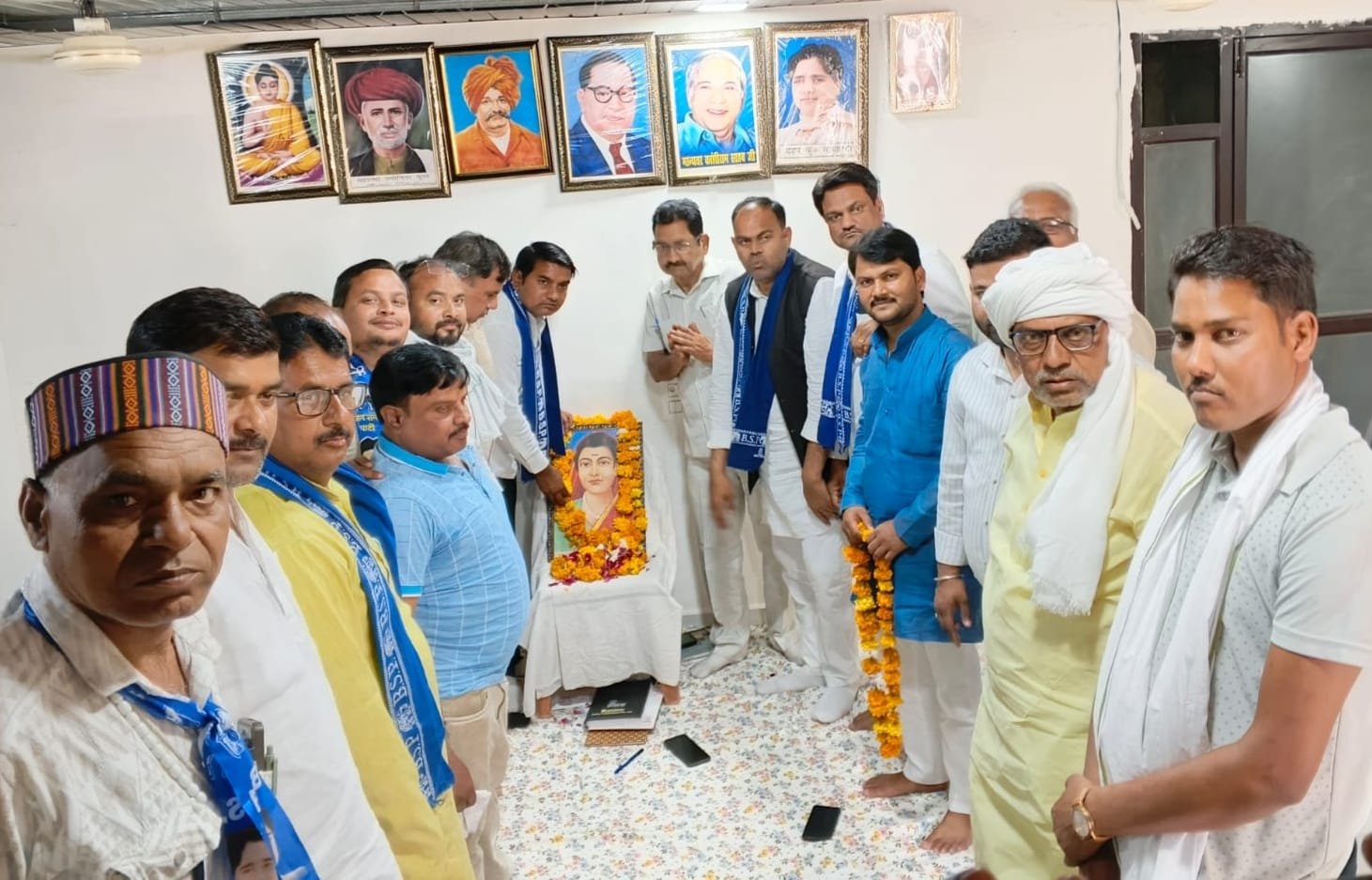 उरई स्थित बहुजन समाज पार्टी के जिला कार्यालय में सावित्रीबाई फुले के चित्र पर पुष्प अर्पित करते पार्टी पदाधिकारी और कार्यकर्ता।