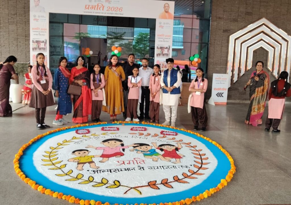 लखनऊ के दयाल गेटवे में आयोजित 'प्रगति-2026' कार्यक्रम के दौरान राज्य मंत्री संदीप सिंह और शिक्षा अधिकारियों के साथ सम्मानित होतीं जालौन जनपद की मेधावी छात्राएं और मार्गदर्शक शिक्षिकाएं