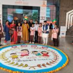 लखनऊ के दयाल गेटवे में आयोजित 'प्रगति-2026' कार्यक्रम के दौरान राज्य मंत्री संदीप सिंह और शिक्षा अधिकारियों के साथ सम्मानित होतीं जालौन जनपद की मेधावी छात्राएं और मार्गदर्शक शिक्षिकाएं