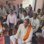 कोंच की गल्ला मंडी में आयोजित भारतीय किसान यूनियन की पंचायत के दौरान अपनी समस्याओं को लेकर आक्रोशित किसान और पदाधिकारियों का समूह, साथ ही ज्ञापन सौंपते हुए किसान प्रतिनिधि